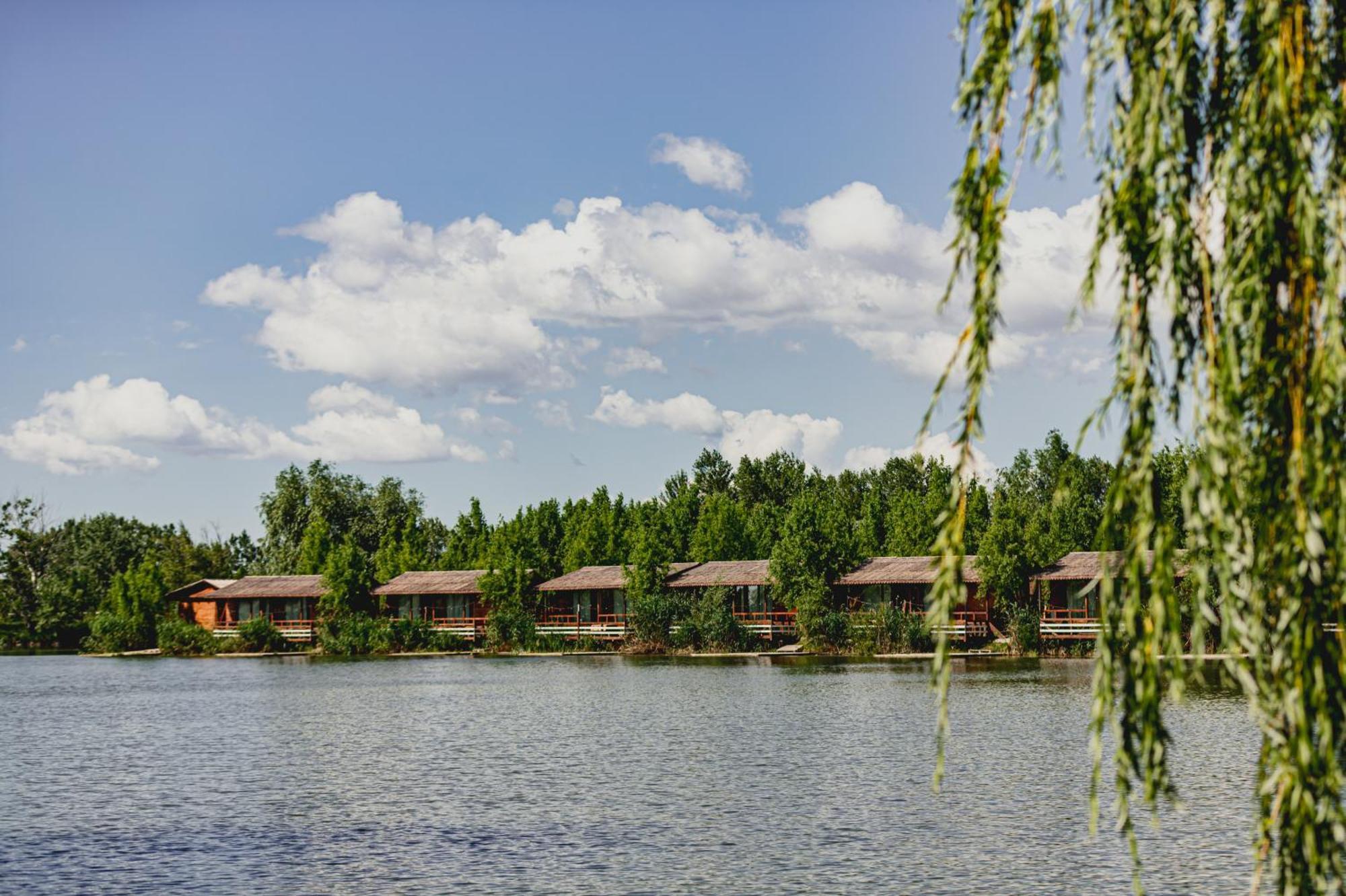 Zaga Zaga Sat Hotel Tecuci Exterior photo